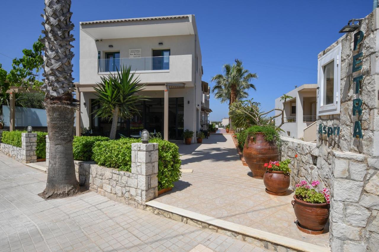 Aspri Petra 3*